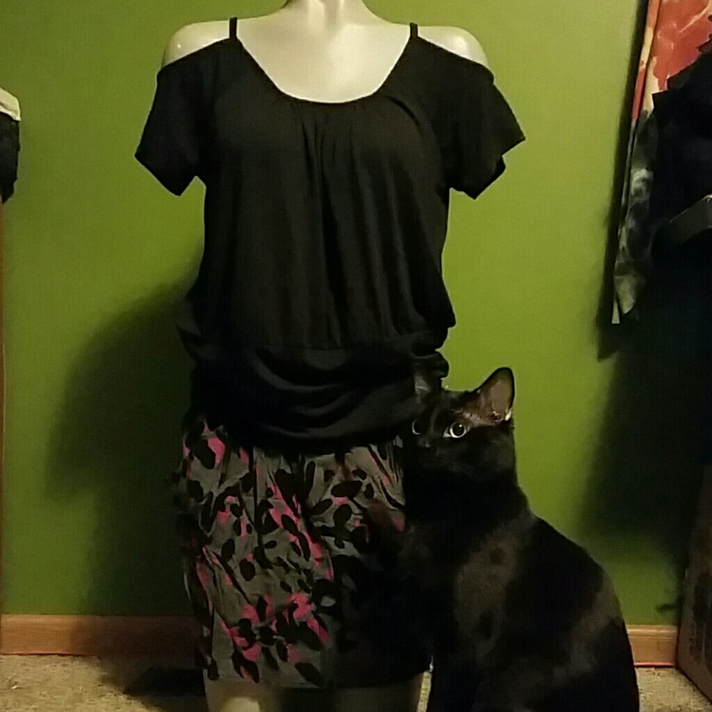 "Cold shoulder" slouch blouse w/cute print skirt!